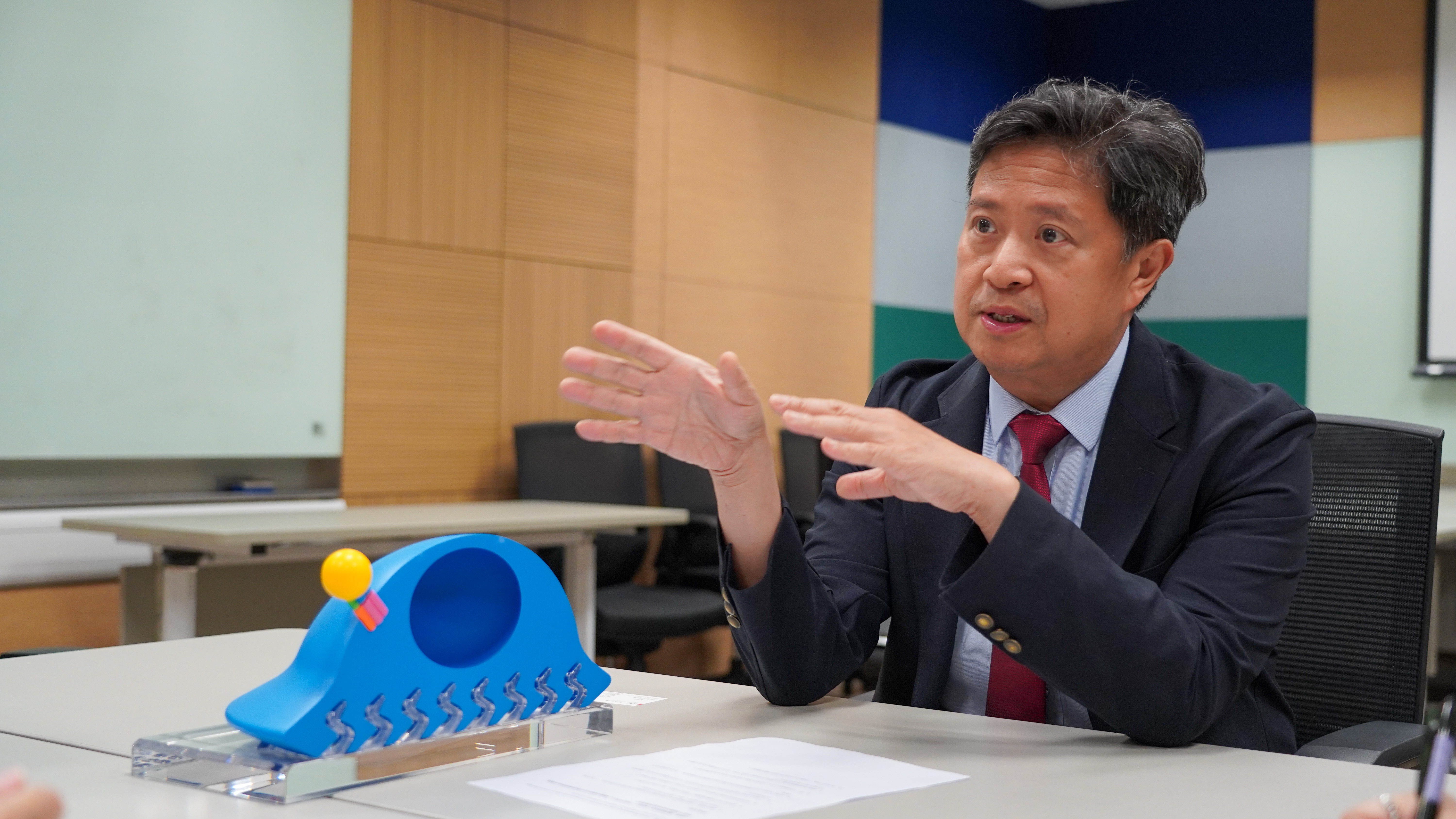 翁建霖教授展示「用於癌症免疫治療的樹突狀細胞疫苗的新型生物材料」模型。